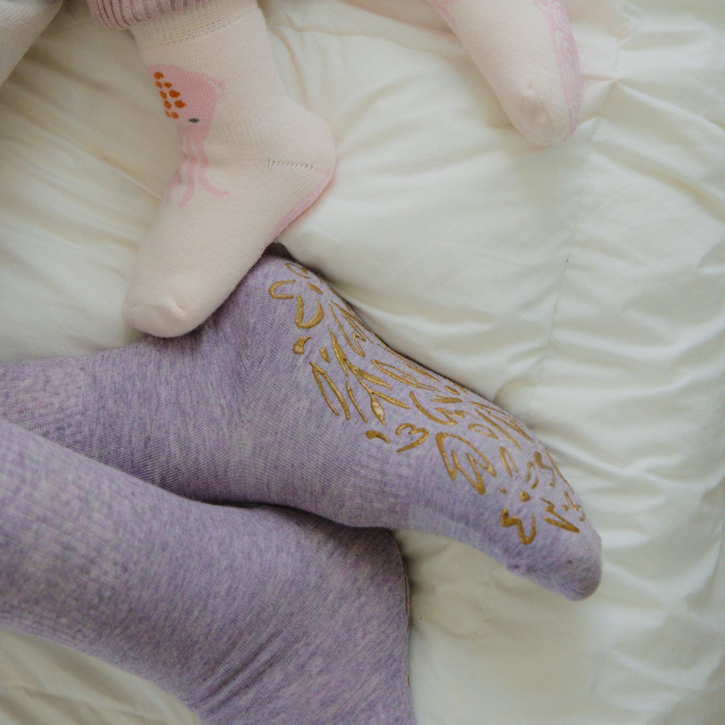Calcetines Serene - Calcetines antideslizantes de algodón orgánico para adultos - 4 estaciones - Lavanda - 2 pares