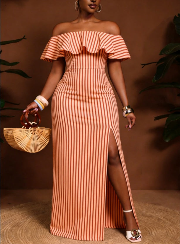 Robe longue rayée à volants et épaules dénudées