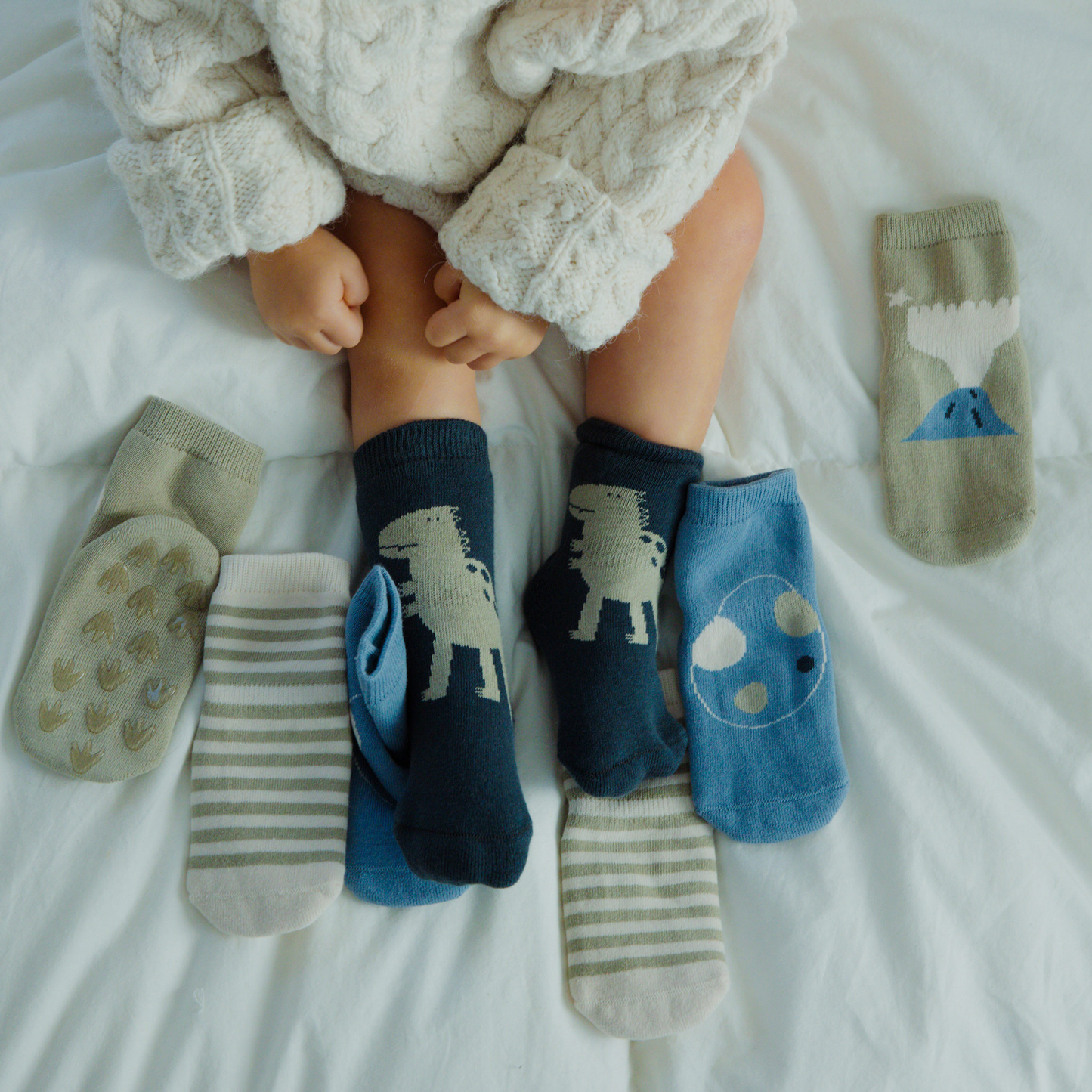 Nuevos calcetines antideslizantes de dinosaurio orgánicos de 4 pares para bebés y niños pequeños