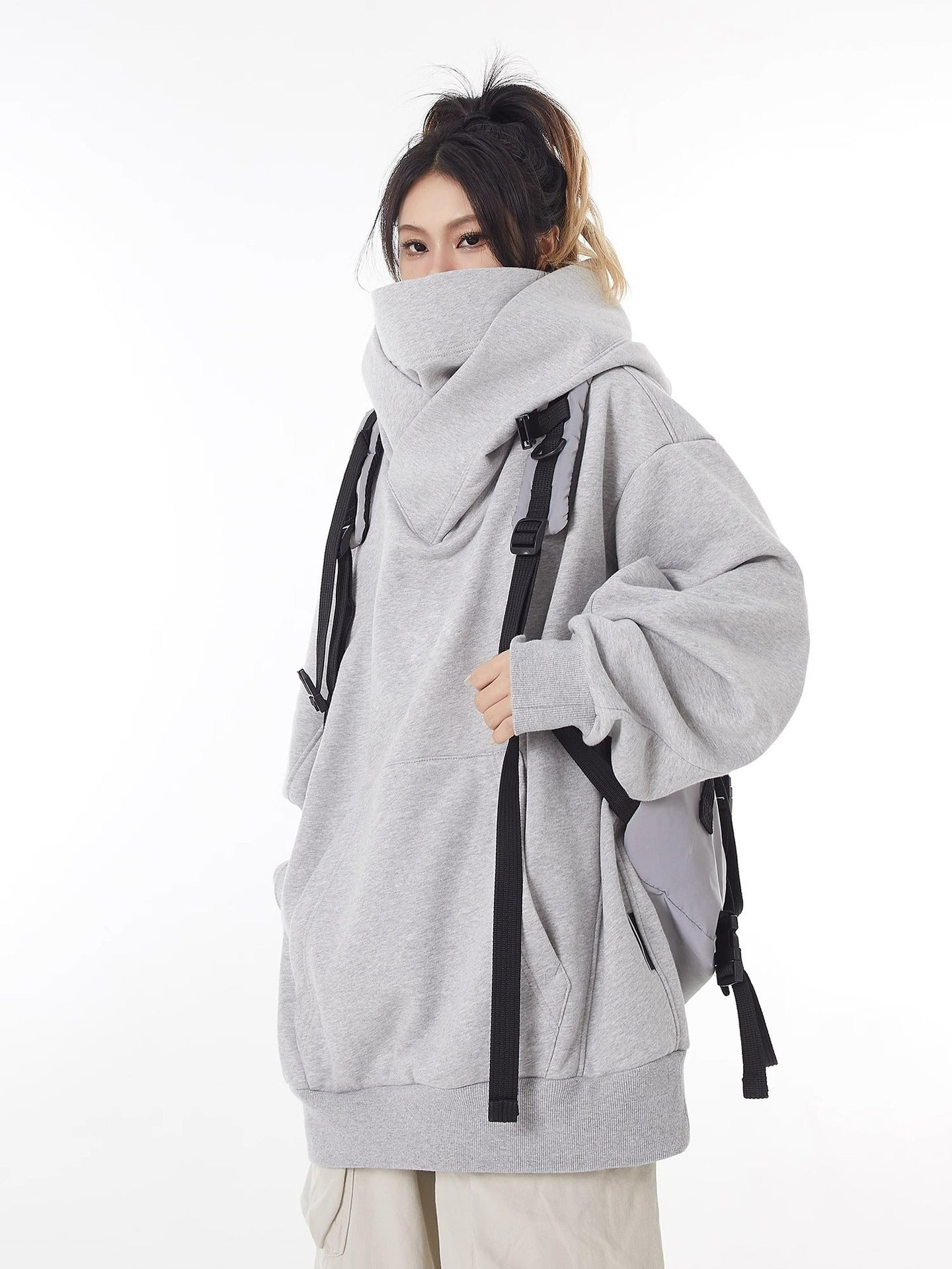 Sudadera con capucha, forro polar y cuello alto holgado