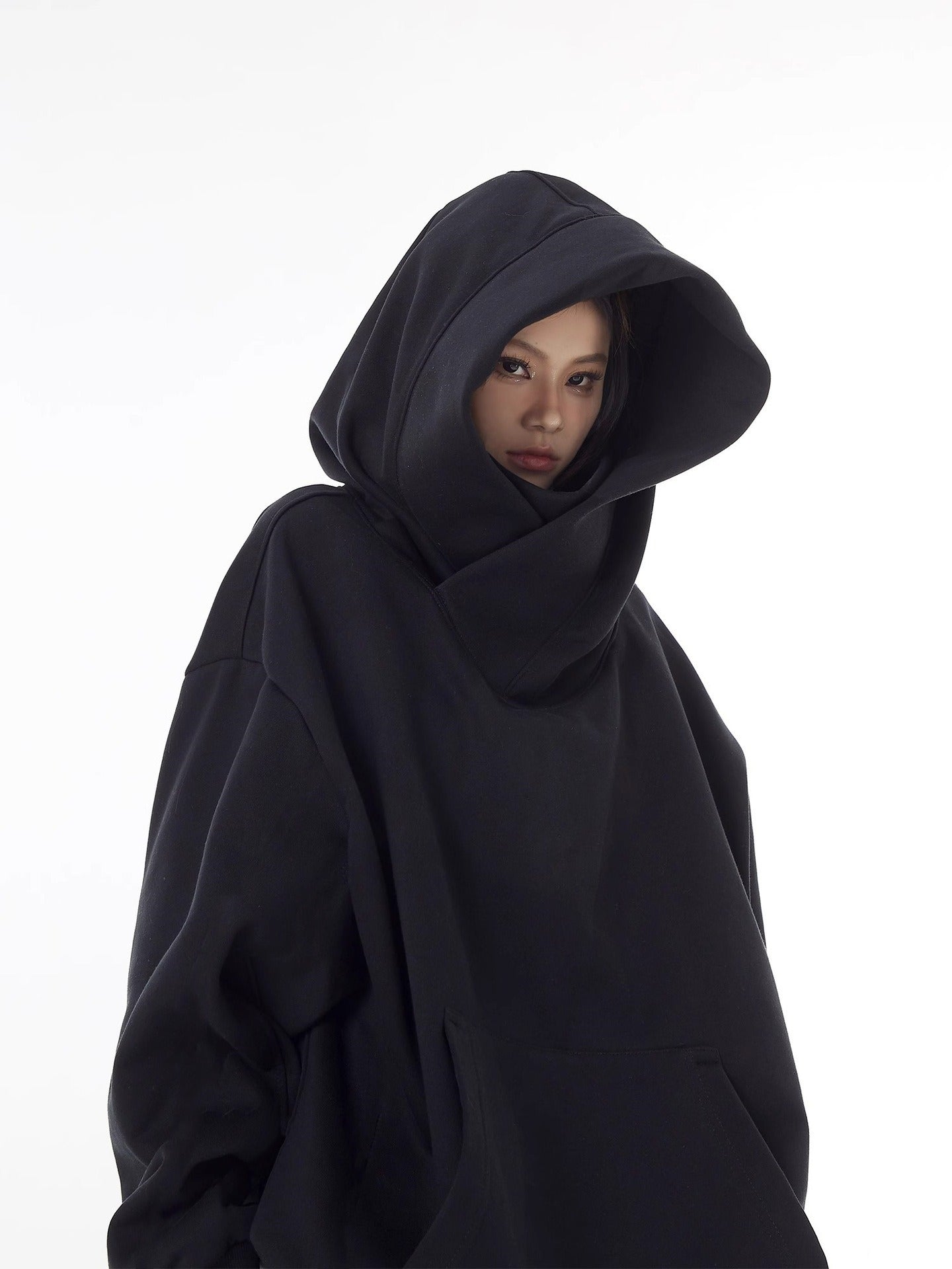 Sudadera con capucha, forro polar y cuello alto holgado