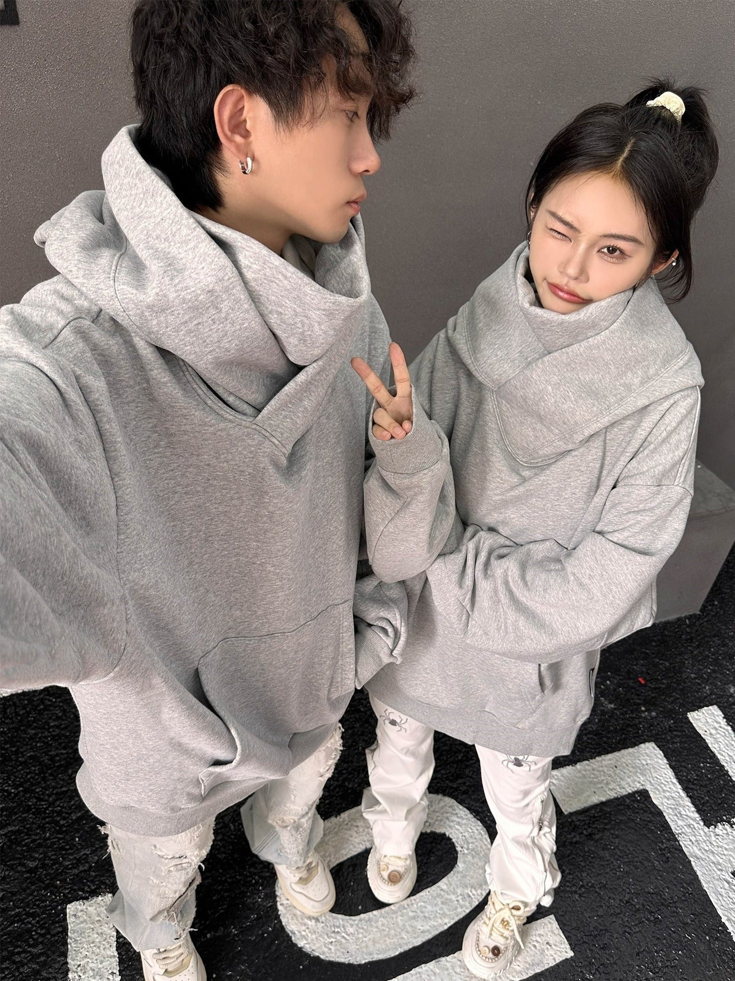 Sudadera con capucha, forro polar y cuello alto holgado